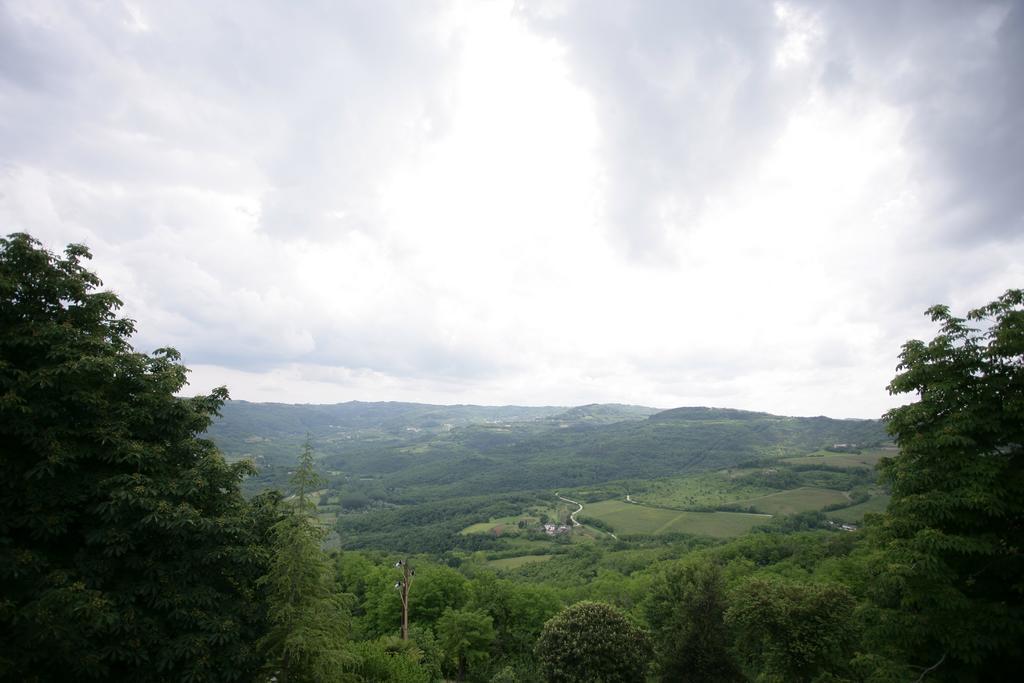 Houses Of Motovun Bilik gambar